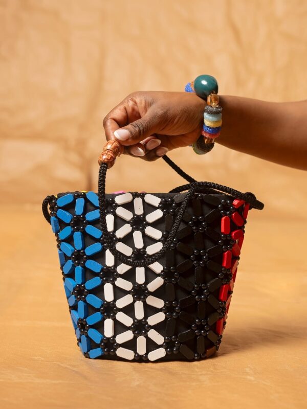 Bolso pequeño tipo cesta