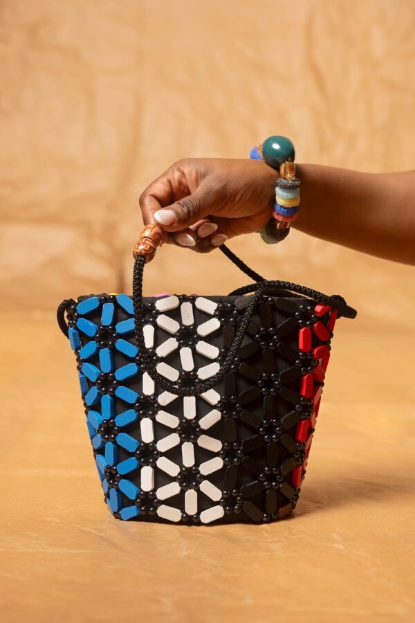 Bolso pequeño tipo cesta