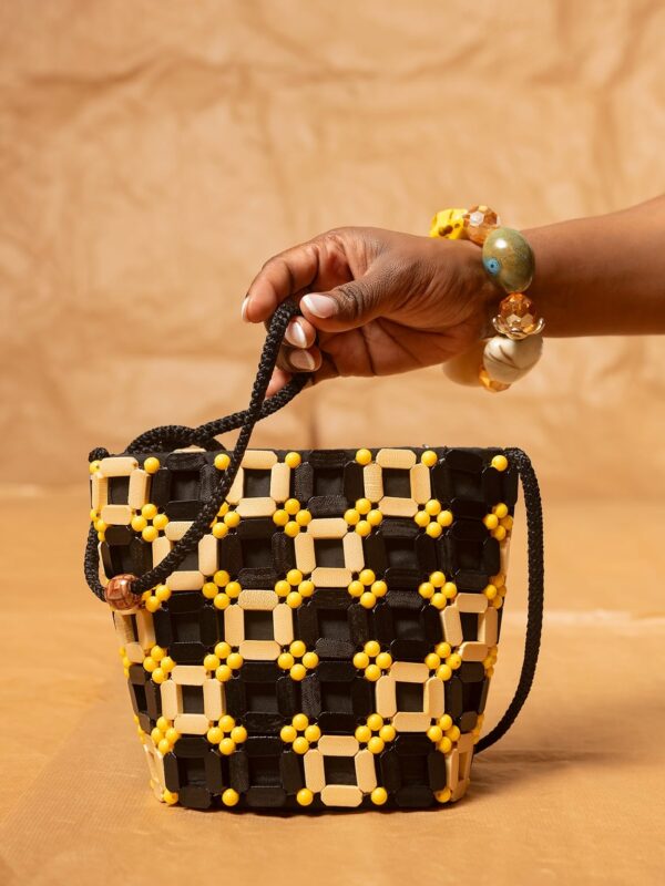 Bolso pequeño tipo cubo o cesta