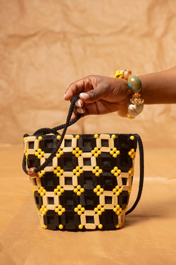 Bolso pequeño tipo cubo o cesta