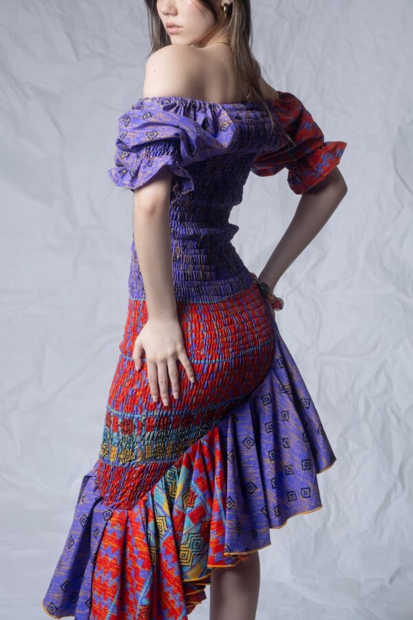Vestido Elástico con Volantes Asimétricos - Imagen 2