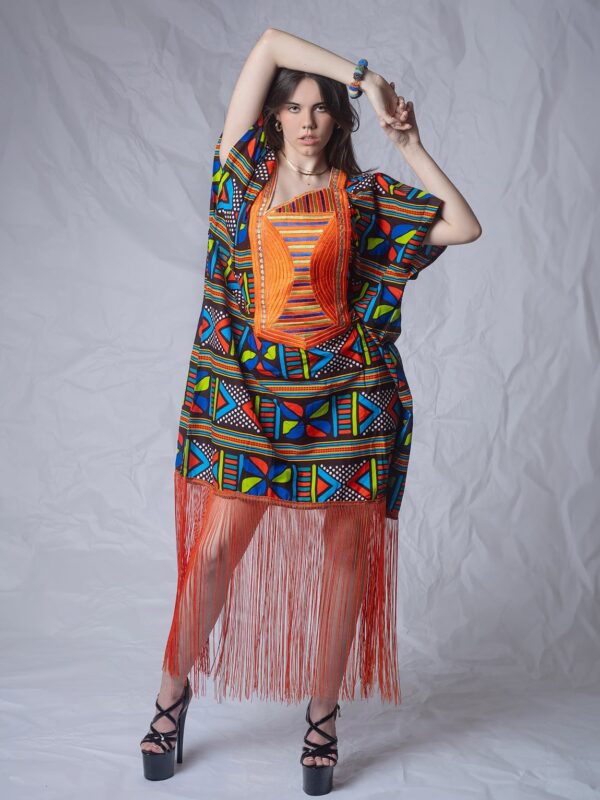 Vestido con flecos largos y gruesos