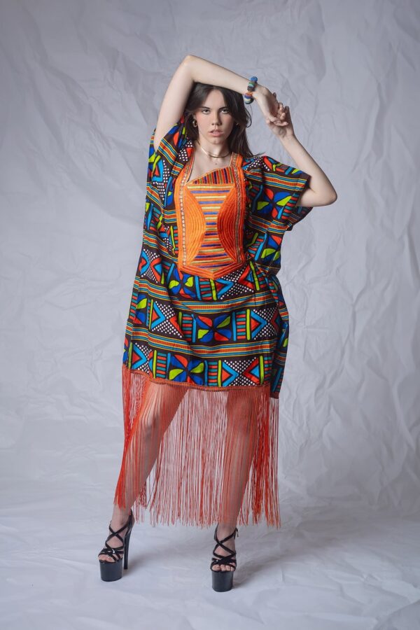 Vestido con flecos largos y gruesos